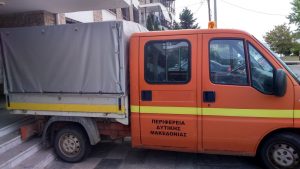 πορτοκαλί φορτηγό έξω από την ΠΕ Καστοριάς