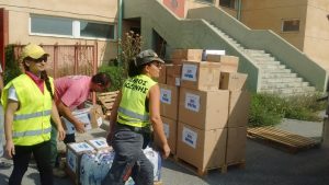 υπάλληλοι του Δήμου Κοζάνης συλλέγουν τα κιβώτια ανθρωπιστικής βοήθειας
