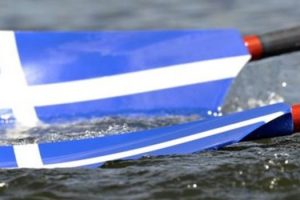 κουπιά κωπηλασίας με ελληνική σημαία