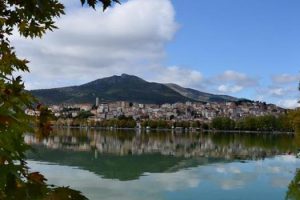 Καστοριά και αντικατοπτρισμός της στη Λίμνη