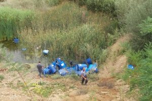 μπλε βαρέλια μέσα σε ύδατα
