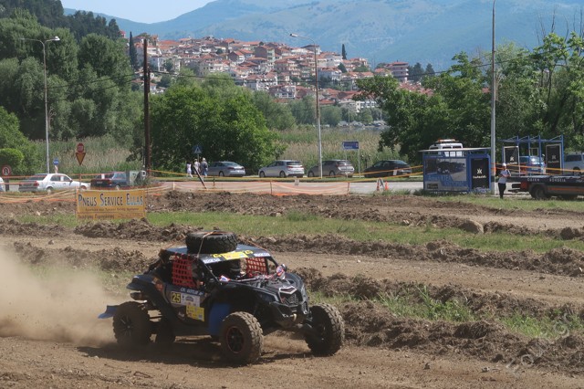 αμάξι που συμμετέχει στου αγώνες Rally Greece Offroad