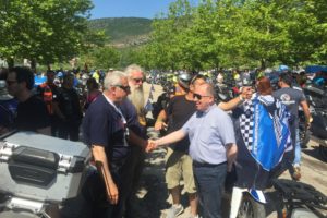 Αδαμόπουλος (Αντιπεριφερειάρχης) χειραψία με εκπροσώπους της διοργάνωσης 38ου FIM Motocamp