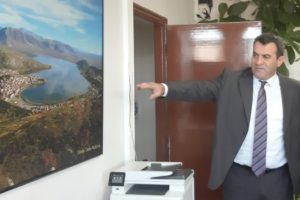Αντιπεριφερειάρχης Καστοριάς Δημήτρης Σαββόπουλος,Πρέσβης Καναδά Μάρκ Άλλεν, Επίτιμος Πρόξενο του Καναδά στη Θεσσαλονίκη Παντελής Πετμεζάς, μεταφράστρια Αμαλία Γκιμιρτζούνα