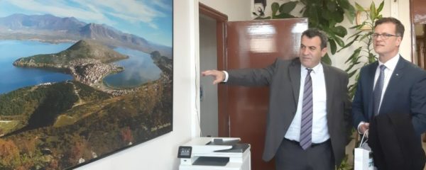 Αντιπεριφερειάρχης Καστοριάς Δημήτρης Σαββόπουλος,Πρέσβης Καναδά Μάρκ Άλλεν, Επίτιμος Πρόξενο του Καναδά στη Θεσσαλονίκη Παντελής Πετμεζάς, μεταφράστρια Αμαλία Γκιμιρτζούνα