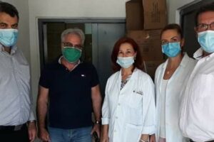 ο νυν Δοιοικητής του Νοσοκομείου Καστοριάς Γ. Χάτσιος, ο πρώην Σ. Κατσίλης και ο Αντιπεριφεεριάρχςη Δ. Σαββόπουλος και νοσηλευτικό προσωπικό