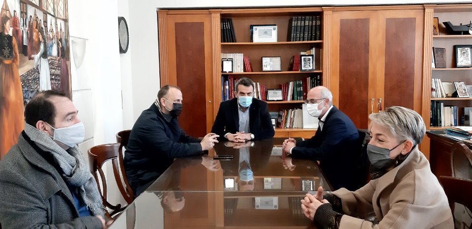Πρόεδρος της Ελληνικής Ομοσπονδίας Γούνας (Ε.Ο.Γ.) Άκης Τσούκας, ο Αντιπρόεδρος Itzak Cohen και ο Γενικός Γραμματέας Φαίδωνας Γκιάτας.