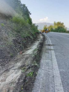 Συνεχίζονται οι παρεμβάσεις από την ΠΔΜ – Τμήμα Μηχανολογικού Εξοπλισμού της Π.Ε. Καστοριάς που αφορούν, κοπή κλαδιών, χόρτων και καθαρισμό βλάστησης.