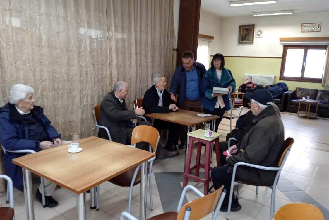 Ευχές σε Γηροκομείο – Καπή και Λαϊκή Αγορά από την Αντιπεριφερειάρχη Καστοριάς και τον Θ. Αντιπεριφερειάρχη Πολιτικής Προστασίας