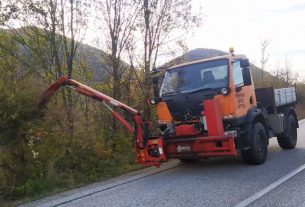 Κοπή κλαδιών και διαμόρφωση τάφρων στον δρόμο για Γέρμα