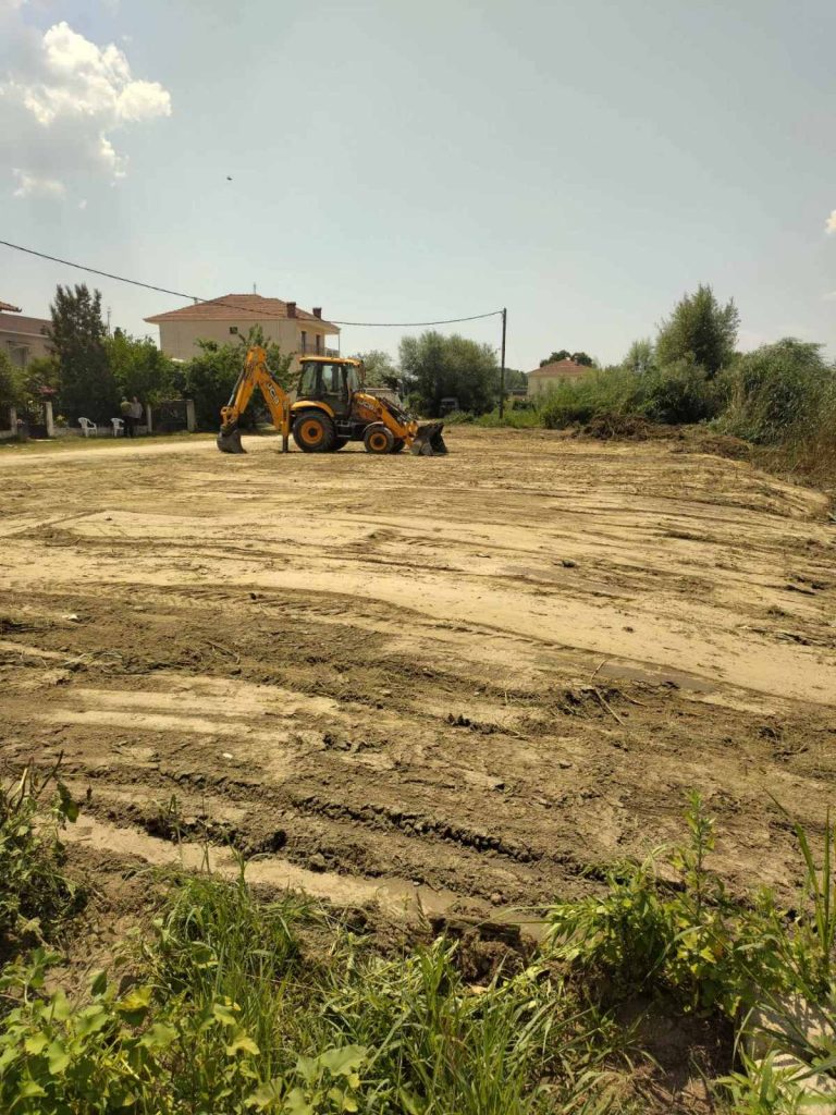 Καθαρισμός καλαμιών στην παραλίμνια περιοχή στην Πολυκάρπη.