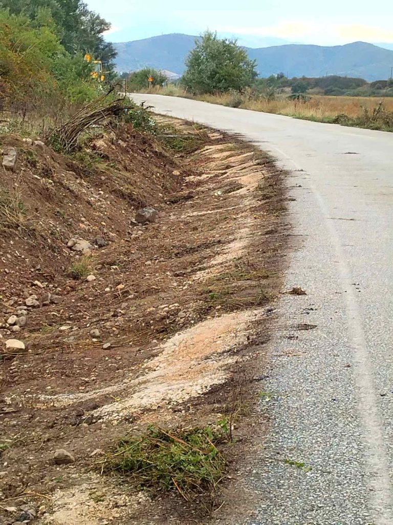 Καθαρισμό τάφρων στον δρόμο Κολοκυνθούς-Μεσοποταμίας