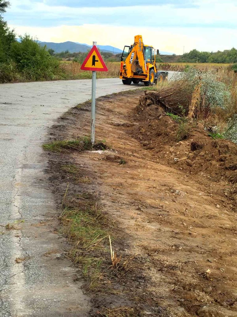 Καθαρισμό τάφρων στον δρόμο Κολοκυνθούς-Μεσοποταμίας