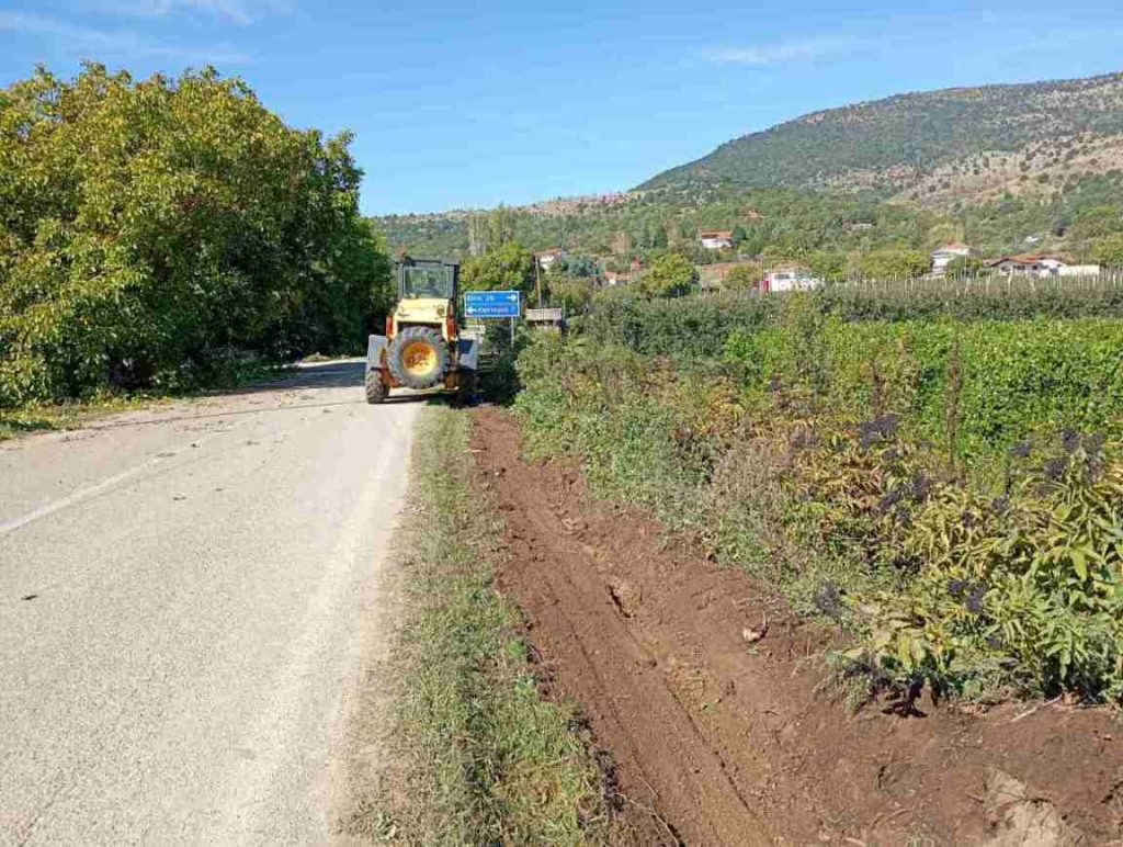 2. Κοπή κλαδιών και διαμόρφωση τάφρων στον δρόμο Μαυροχωρίου-Μεταμόρφωσης-Τοιχιού