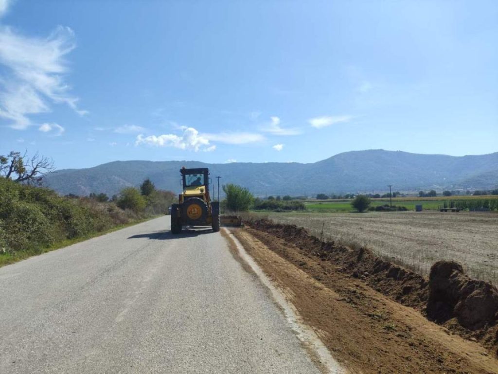 3. Κοπή κλαδιών και διαμόρφωση τάφρων στον δρόμο  Φωτεινής-Σταυροποτάμου