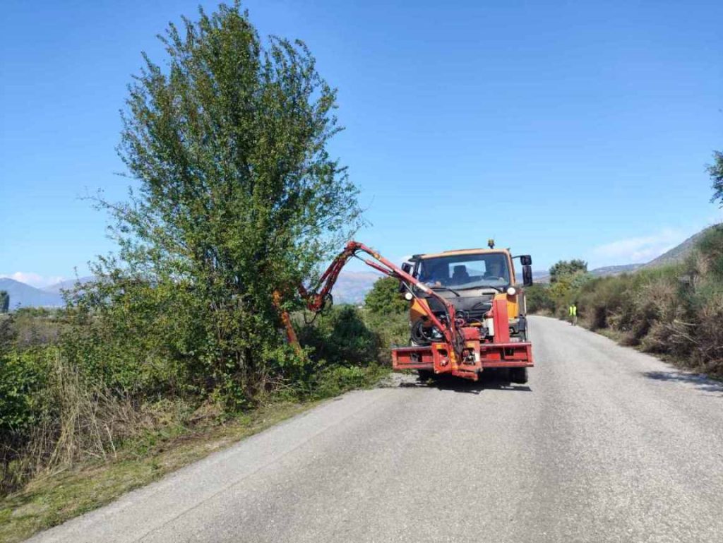 3. Κοπή κλαδιών και διαμόρφωση τάφρων στον δρόμο  Φωτεινής-Σταυροποτάμου