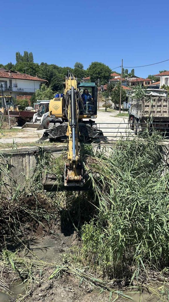 Εργασίες καθαρισμού και διευθέτησης ρεμάτων στη Διποταμία