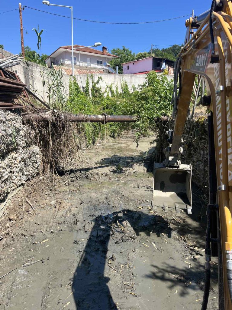 Εργασίες καθαρισμού και διευθέτησης ρεμάτων στη Διποταμία