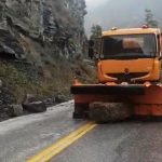 Απομάκρυνση βράχων στον δρόμο Κοτύλης – Επταχωρίου, από την ΠΕ Καστοριάς