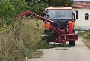 Κοπή κλαδιών και διαμόρφωση τάφρων στο οδικό δίκτυο