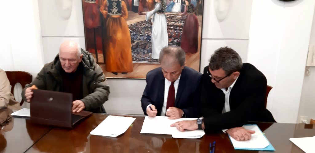 Υπογραφή Σύμβασης για Ασφαλτοστρώσεις στο Επαρχιακό Οδικό Δίκτυο της Π.Ε. Καστοριάς από τον Περιφερειάρχη Δυτικής Μακεδονίας.