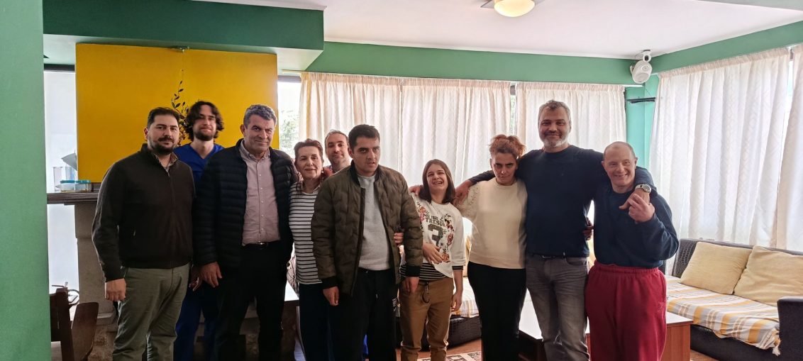 επίσκεψη στη στέγη διαβίωσης