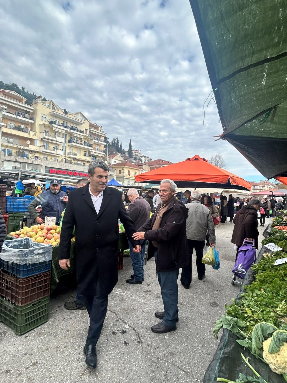 Στη λαϊκή αγορά της Καστοριάς ο Δ. Σαββόπουλος και ο Π. Χαρούμενος για ευχές ενόψει των εορτών