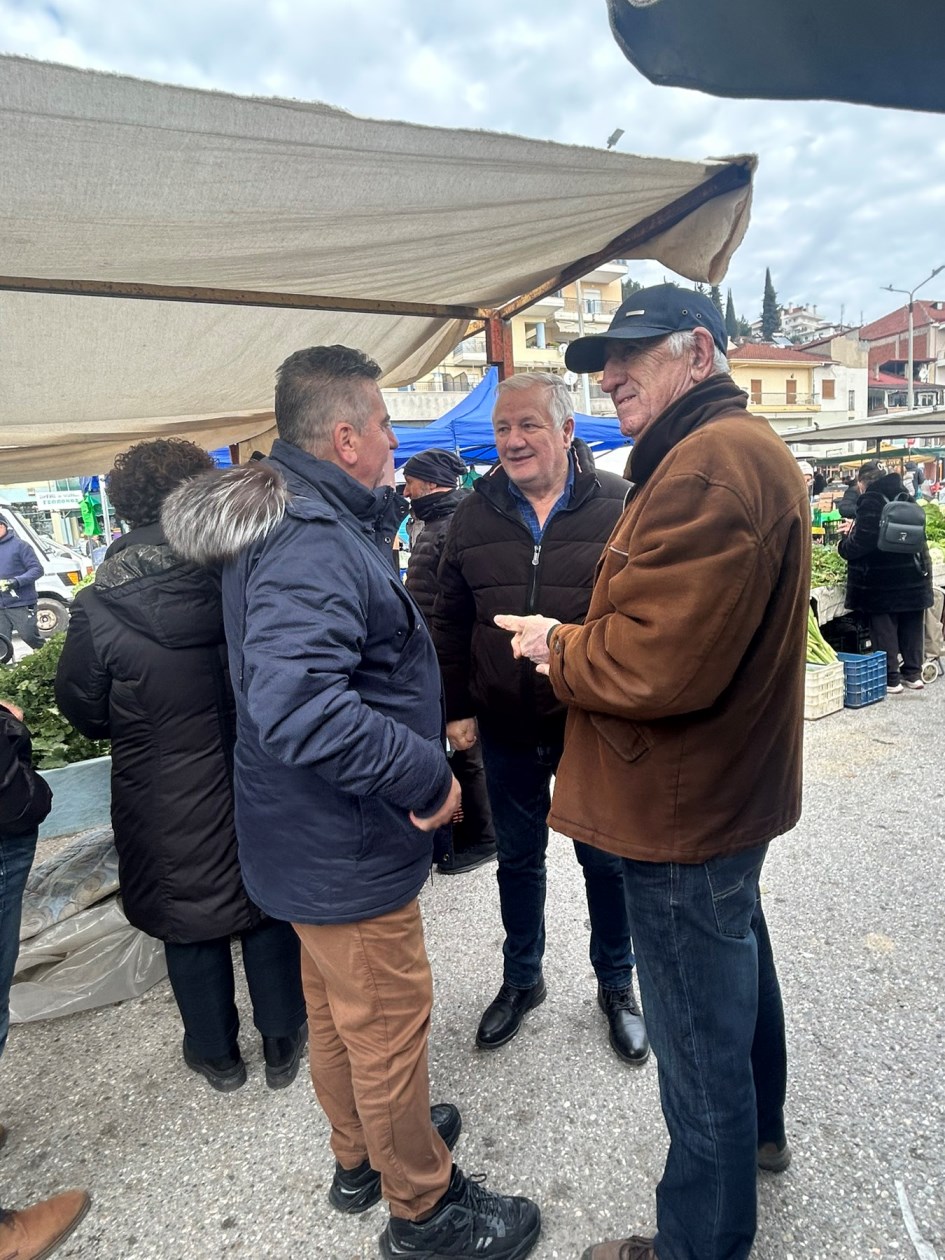 Στη λαϊκή αγορά της Καστοριάς ο Δ. Σαββόπουλος και ο Π. Χαρούμενος για ευχές ενόψει των εορτών