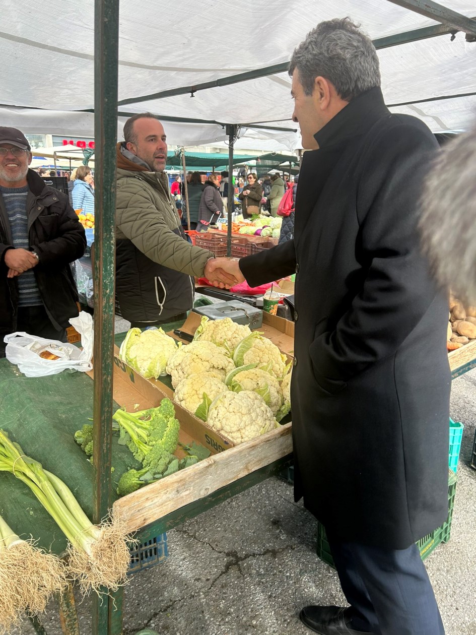 Στη λαϊκή αγορά της Καστοριάς ο Δ. Σαββόπουλος και ο Π. Χαρούμενος για ευχές ενόψει των εορτών