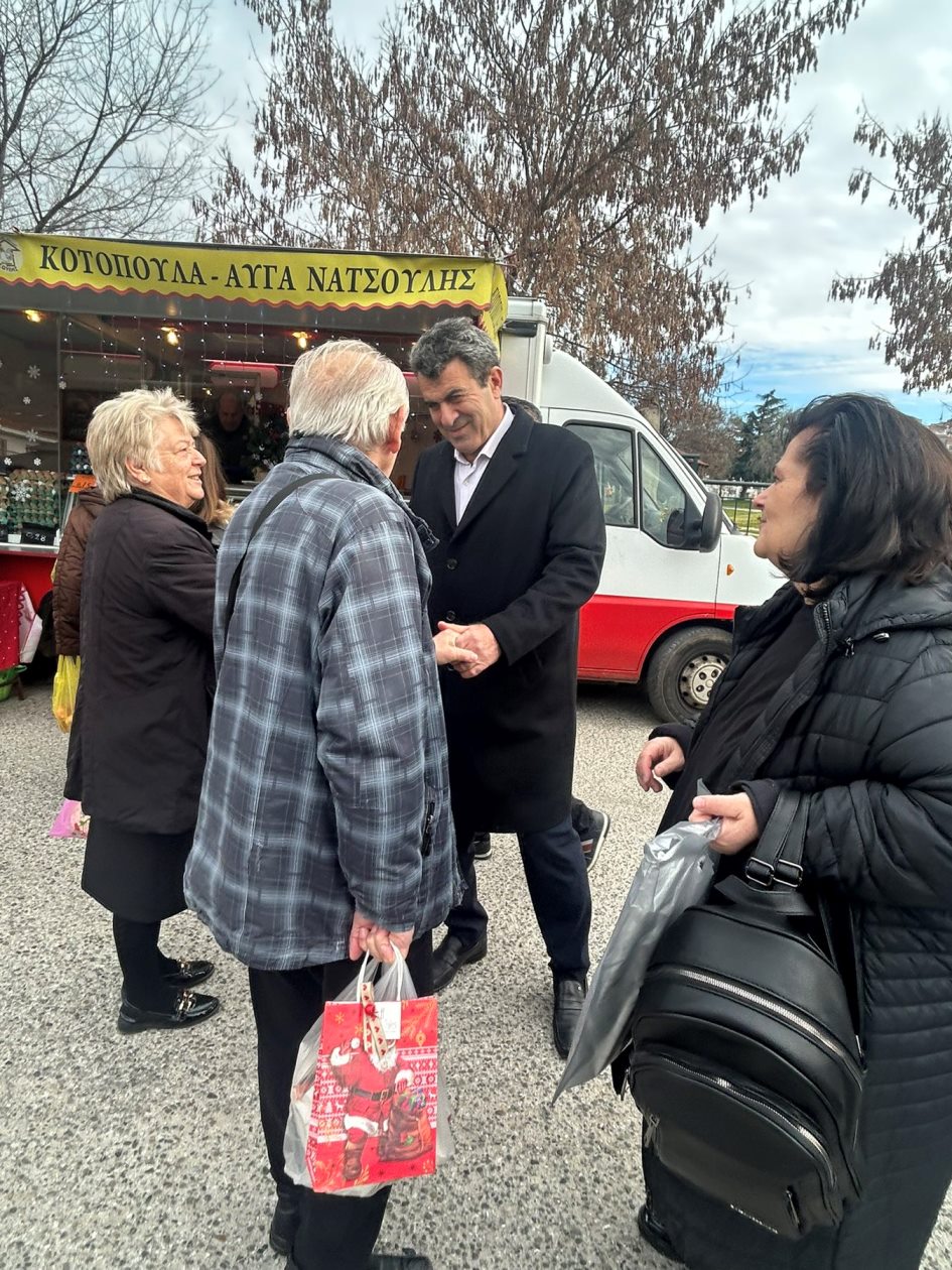 Στη λαϊκή αγορά της Καστοριάς ο Δ. Σαββόπουλος και ο Π. Χαρούμενος για ευχές ενόψει των εορτών