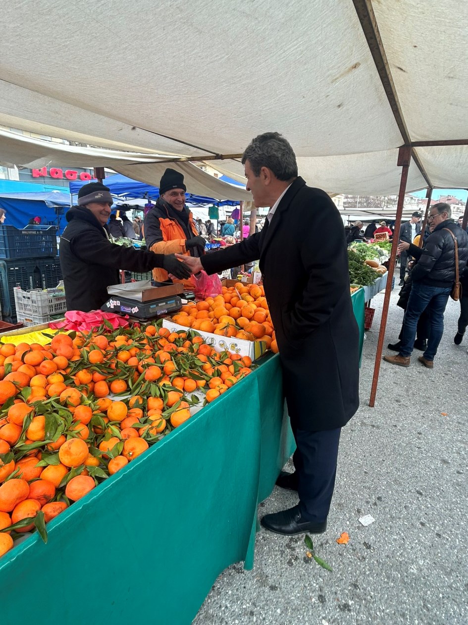 Στη λαϊκή αγορά της Καστοριάς ο Δ. Σαββόπουλος και ο Π. Χαρούμενος για ευχές ενόψει των εορτών