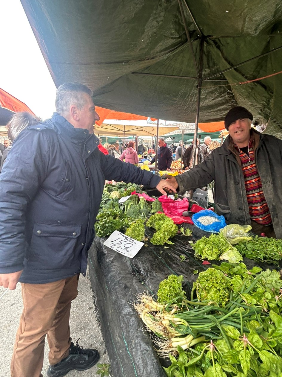 Στη λαϊκή αγορά της Καστοριάς ο Δ. Σαββόπουλος και ο Π. Χαρούμενος για ευχές ενόψει των εορτών