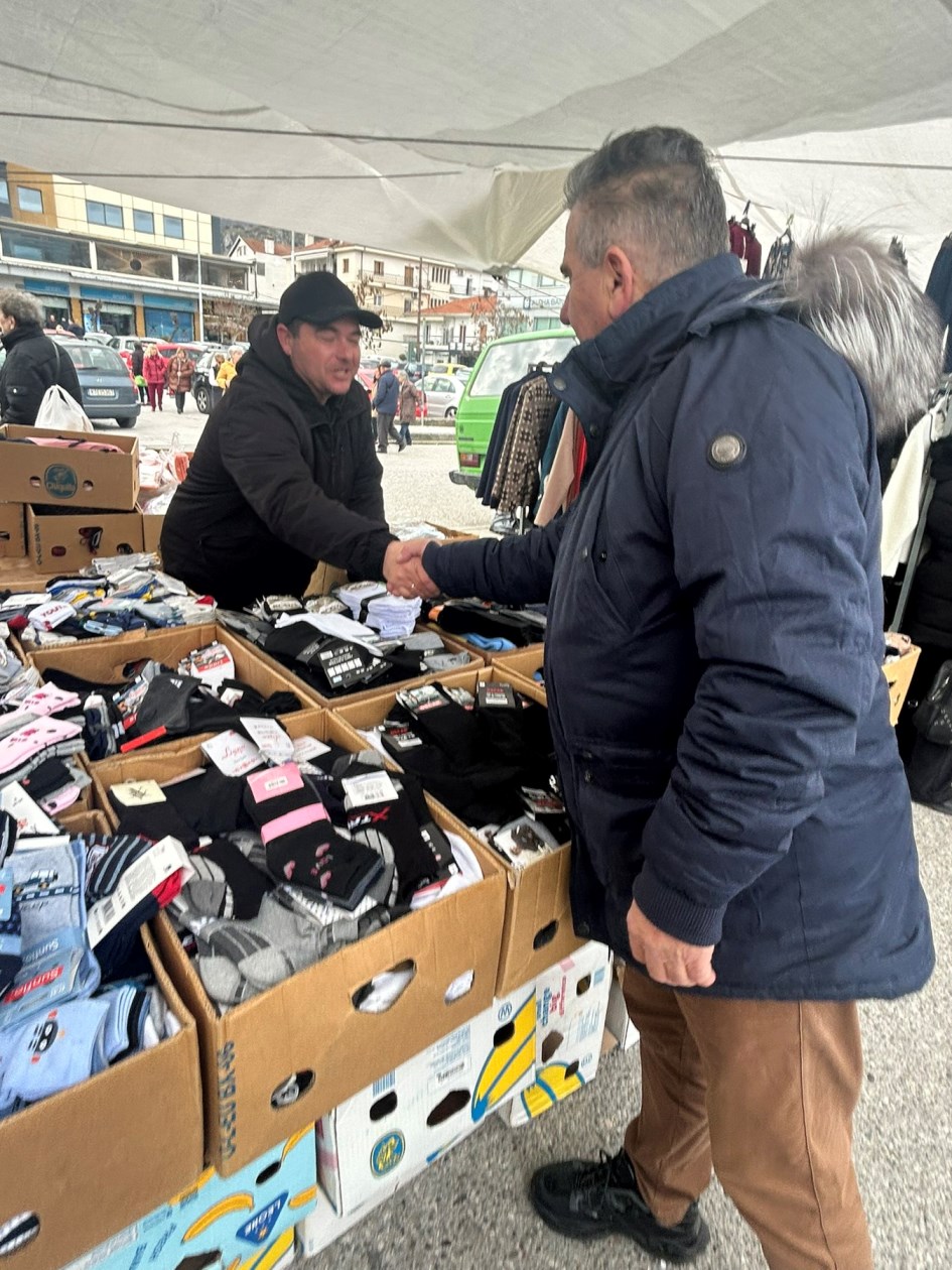 Στη λαϊκή αγορά της Καστοριάς ο Δ. Σαββόπουλος και ο Π. Χαρούμενος για ευχές ενόψει των εορτών