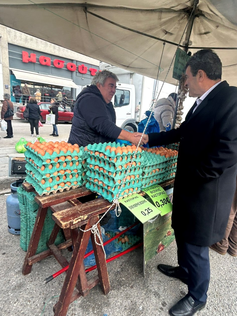 Στη λαϊκή αγορά της Καστοριάς ο Δ. Σαββόπουλος και ο Π. Χαρούμενος για ευχές ενόψει των εορτών