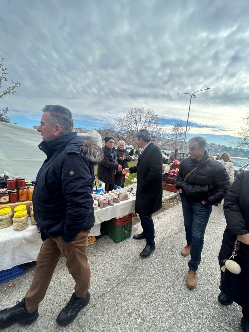 Στη λαϊκή αγορά της Καστοριάς ο Δ. Σαββόπουλος και ο Π. Χαρούμενος για ευχές ενόψει των εορτών