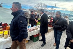 Στη λαϊκή αγορά της Καστοριάς ο Δ. Σαββόπουλος και ο Π. Χαρούμενος για ευχές ενόψει των εορτών