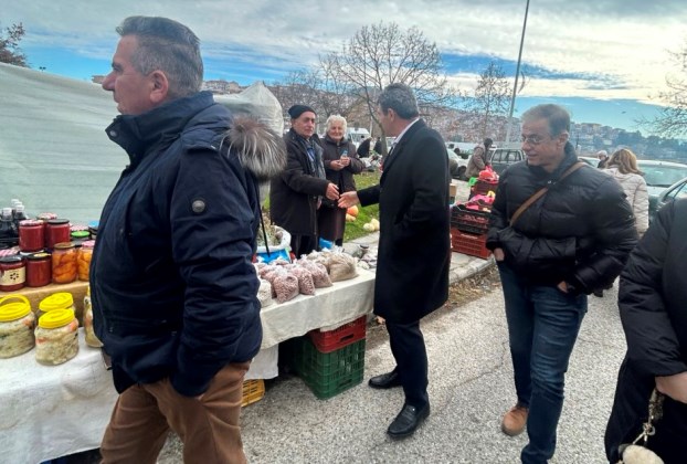 Στη λαϊκή αγορά της Καστοριάς ο Δ. Σαββόπουλος και ο Π. Χαρούμενος για ευχές ενόψει των εορτών