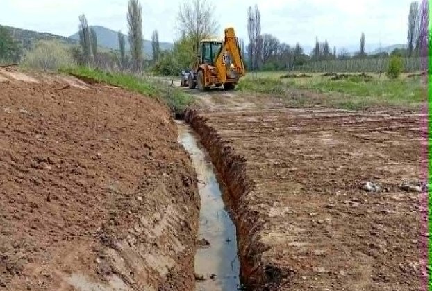 Καθαρισμός τάφρων απορροής σε Κορομηλιά