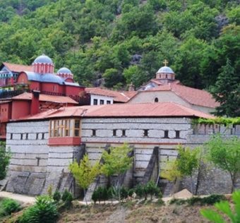 2.600.000 ευρώ, για την ασφαλτόστρωση οδικού τμήματος από τον Πολυκέρασο έως τη Μονή Αγίων Αναργύρων Μελισσοτόπου