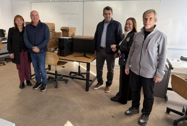Παράδοση πέντε ηλεκτρονικών υπολογιστών από την Π.Ε. Καστοριάς στο 1ο Πρότυπο Λύκειο Καστοριάς